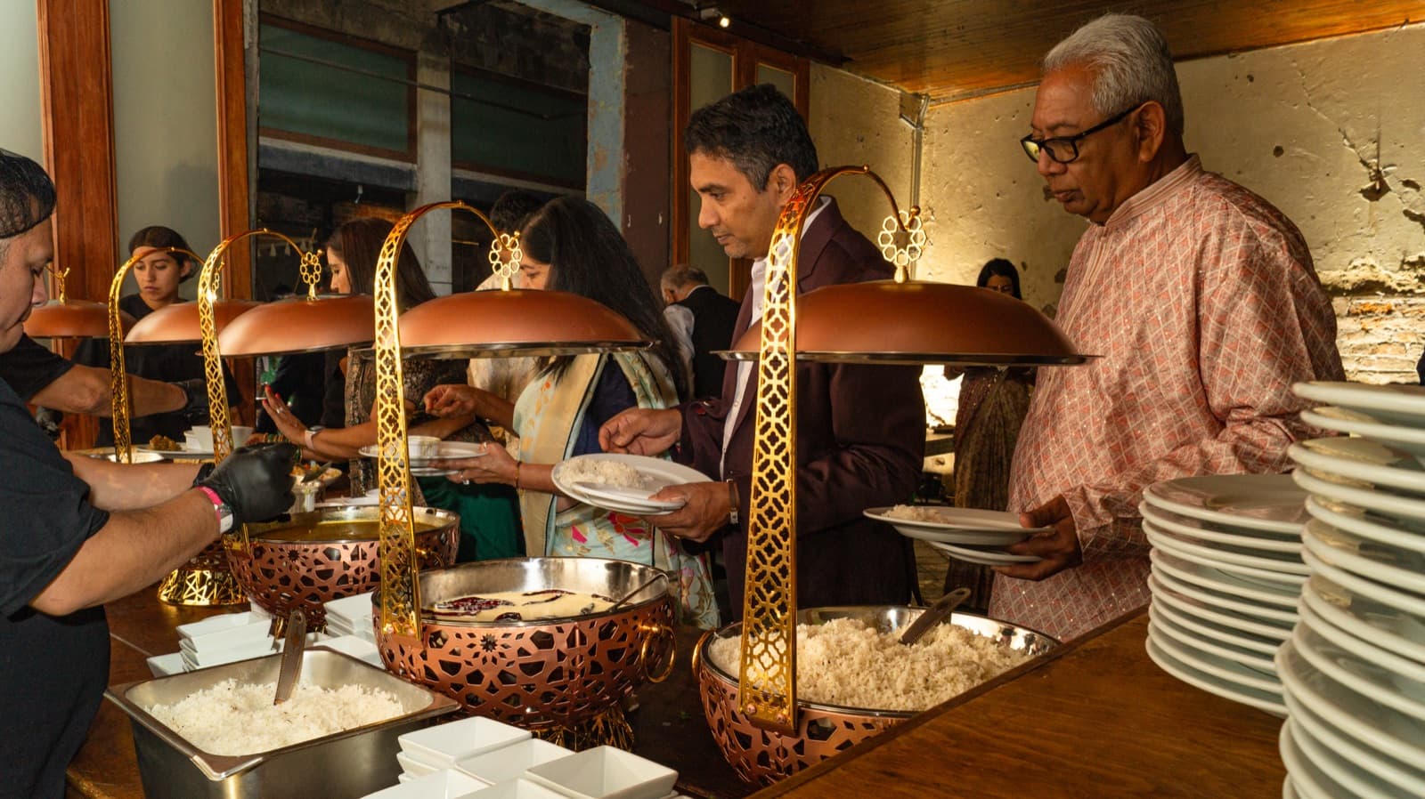 Buffet de boda india con vajilla dorada en Aroma Curry